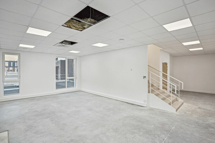 Flex in Moissy-Cramayel for lease - Interior Photo - Image 2 of 6