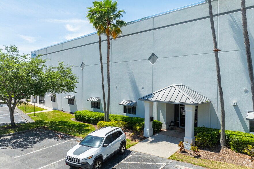 4720 Oak Fair Blvd, Tampa, FL à louer - Photo du bâtiment - Image 3 de 6