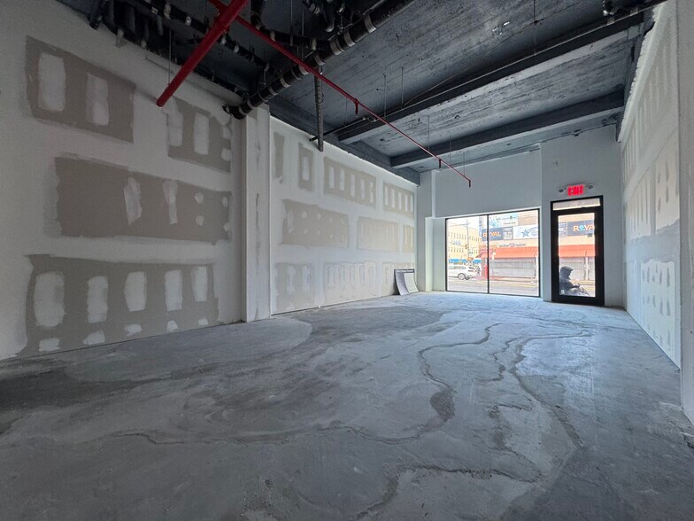 16636 Jamaica Ave, Jamaica, NY à louer - Photo du bâtiment - Image 3 de 8
