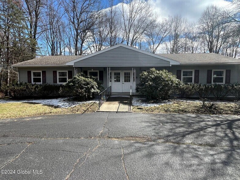 1612 Crescent Rd, Clifton Park, NY à vendre - Photo principale - Image 1 de 37