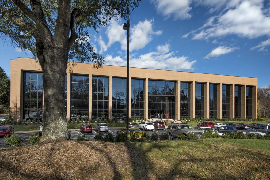 400 Executive Center Dr, Greenville, SC for lease - Building Photo - Image 2 of 7
