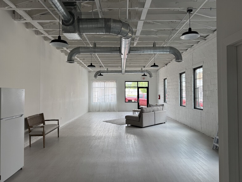 125 E State St, Cherry Valley, IL for lease - Building Photo - Image 2 of 32