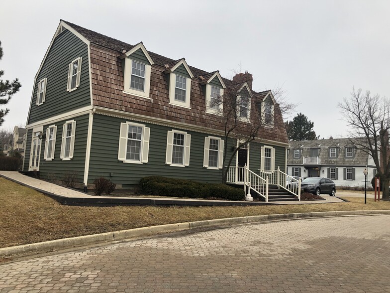 1632 W Colonial Pky, Inverness, IL à louer - Photo du bâtiment - Image 1 de 12