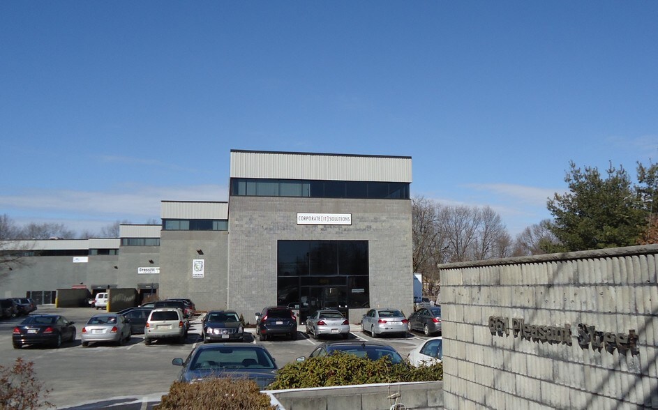 661 Pleasant St, Norwood, MA à louer - Photo du bâtiment - Image 1 de 19