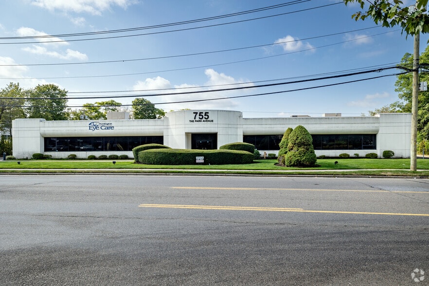 755 Park Ave, Huntington, NY à vendre - Photo du bâtiment - Image 3 de 7