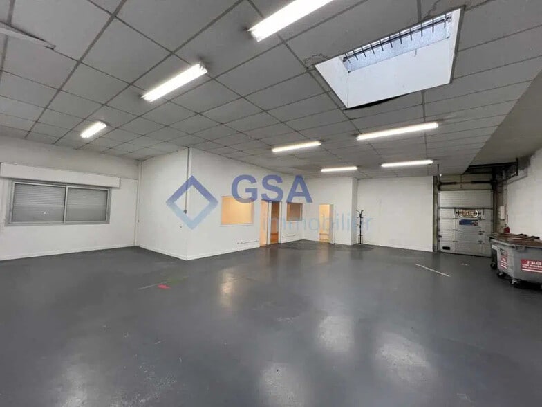 Office in Lisses for lease - Interior Photo - Image 1 of 5