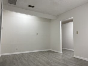 8424 4th St N, Saint Petersburg, FL for lease Interior Photo- Image 2 of 5