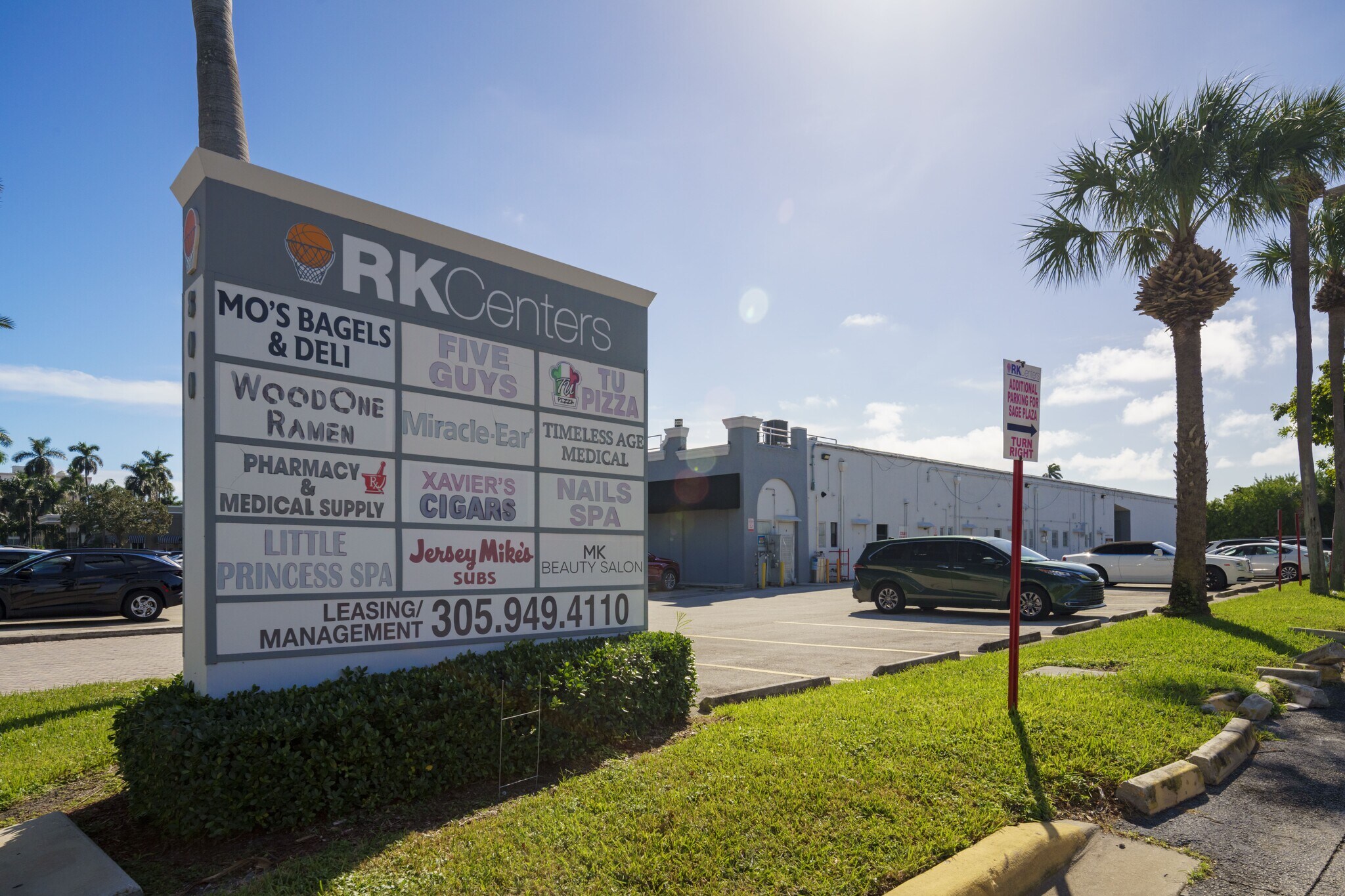 800 Hallandale Beach Blvd, Hallandale, FL à louer Photo du bâtiment- Image 1 de 14