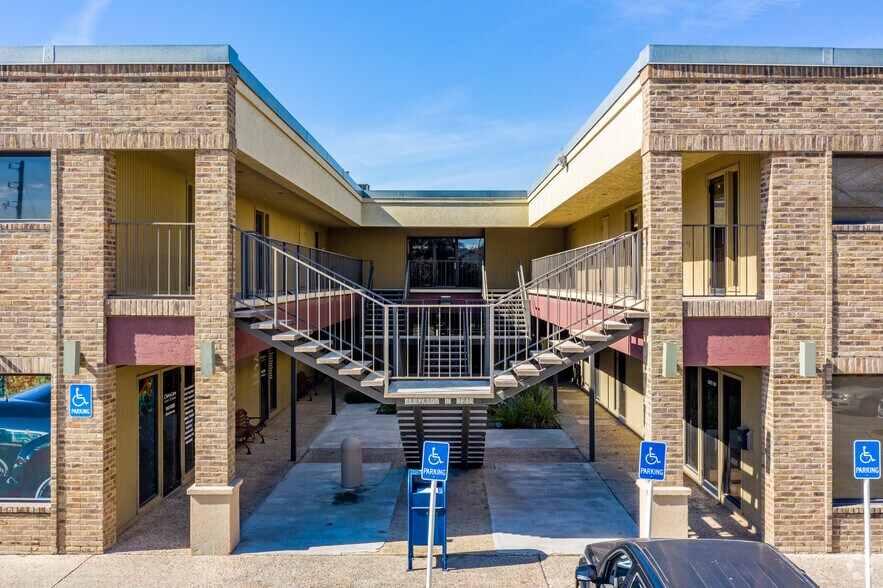 8527 Village Dr, San Antonio, TX à louer - Photo du bâtiment - Image 2 de 4