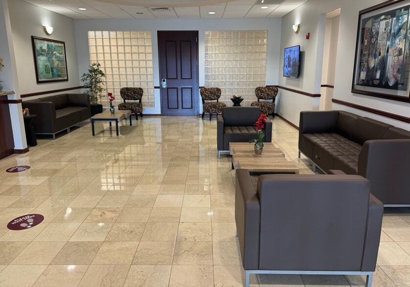 12401-12555 Orange Dr, Fort Lauderdale, FL for lease - Lobby - Image 3 of 20