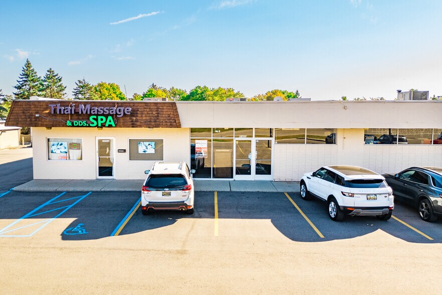 41431-41583 W 10 Mile Rd, Novi, MI à louer - Photo du bâtiment - Image 3 de 11