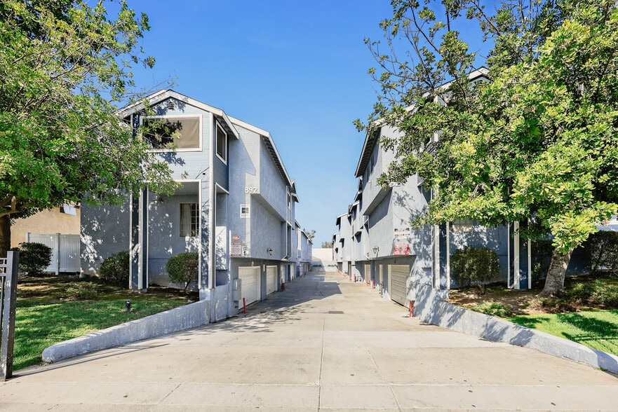 862-892 W Mines Ave, Montebello, CA for sale - Building Photo - Image 2 of 30