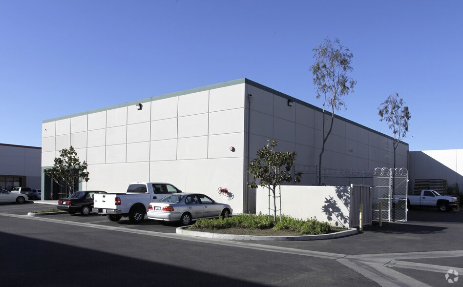 925 E Orangefair Ln, Anaheim, CA à louer - Photo du bâtiment - Image 2 de 3