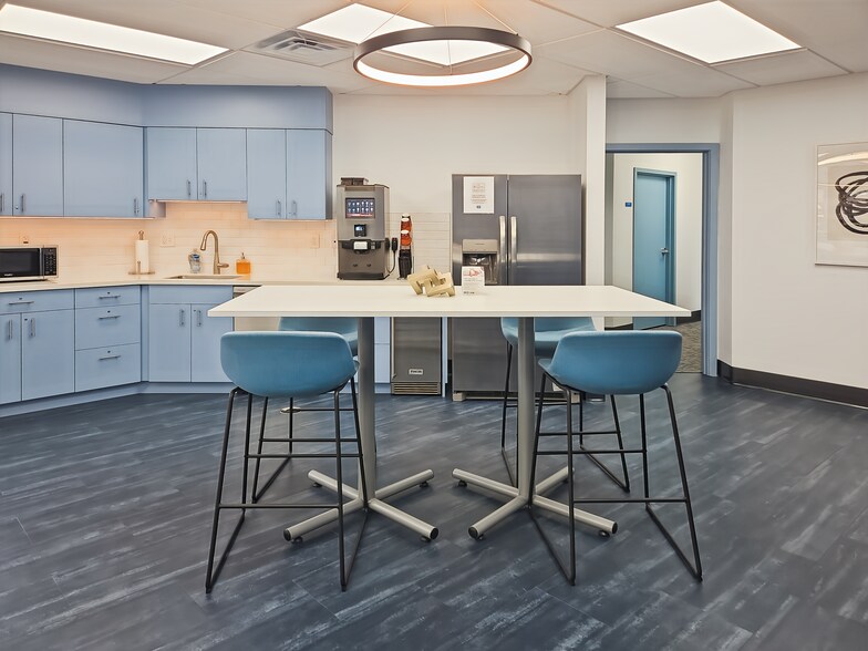 7055 Engle Rd, Middleburg Heights, OH à louer - Photo du bâtiment - Image 2 de 3