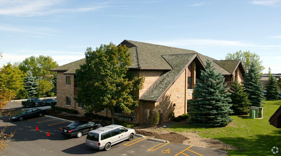 12660 W North Ave, Brookfield, WI à louer - Photo du bâtiment - Image 2 de 6