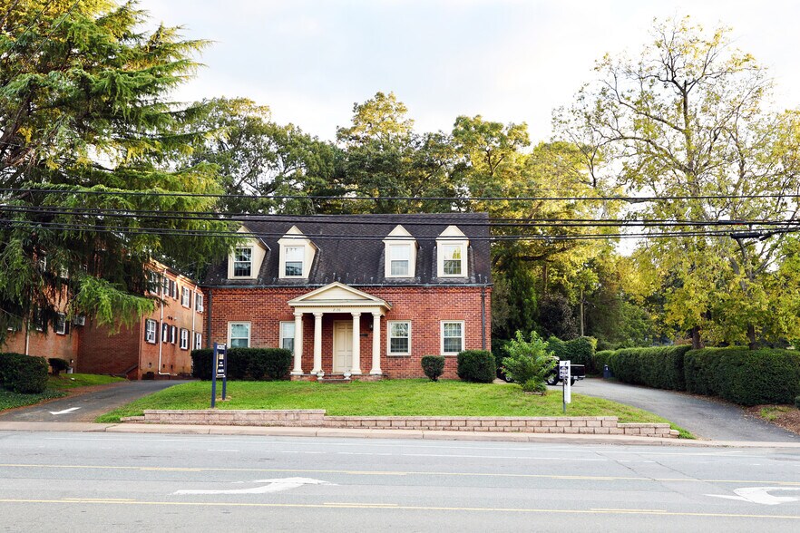 2120 Ivy Rd, Charlottesville, VA à louer - Photo du bâtiment - Image 2 de 7