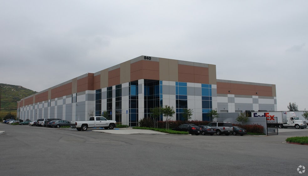 940 Columbia Ave, Riverside, CA à louer - Photo du bâtiment - Image 1 de 3
