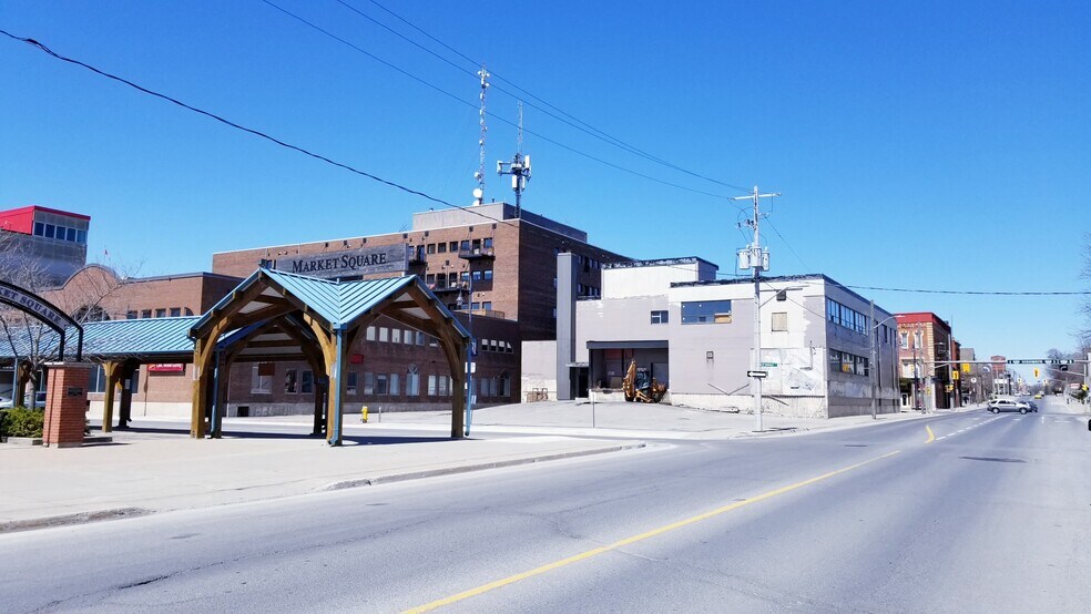 45 Bridge St E, Belleville, ON à louer - Photo du bâtiment - Image 3 de 7
