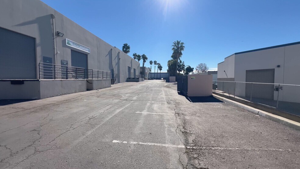3065 Beyer Blvd, San Diego, CA à vendre - Vidéo sur l’inscription commerciale - Image 2 de 14
