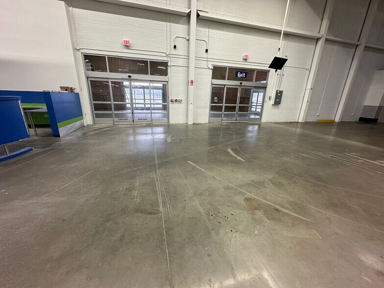 32625 Northwestern Hwy, Farmington Hills, MI à louer - Photo intérieure - Image 2 de 7