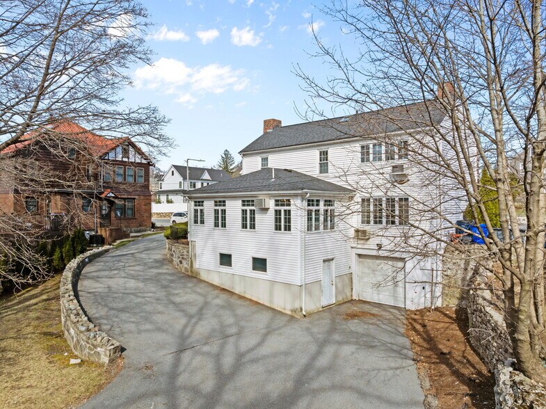 1646 Centre St, Boston, MA à vendre - Photo du bâtiment - Image 3 de 48