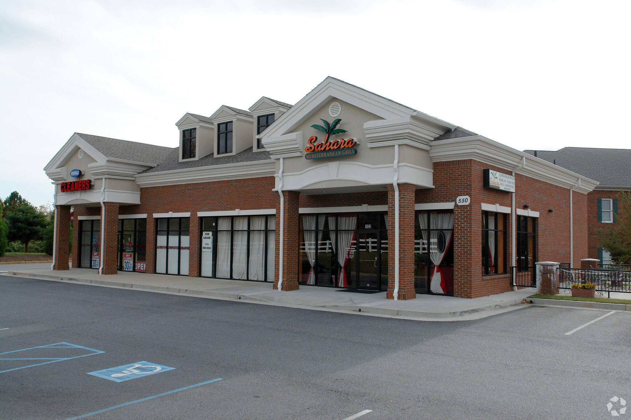 540 W Crossville Rd, Roswell, GA à louer Photo principale- Image 1 de 5