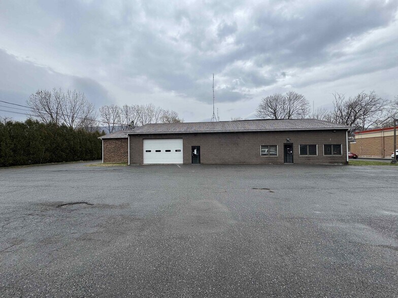 185 Columbia St, Adams, MA à louer - Photo du bâtiment - Image 2 de 10