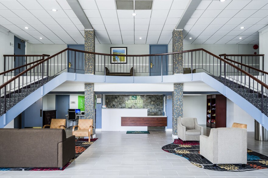 Quality Inn & Suites | Redev Opportunity portefeuille de 2 propriétés à vendre sur LoopNet.ca - Hall d’entrée - Image 3 de 12