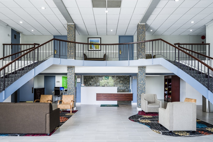 Quality Inn & Suites | Redev Opportunity portfolio of 2 properties for sale on LoopNet.ca - Lobby - Image 3 of 12