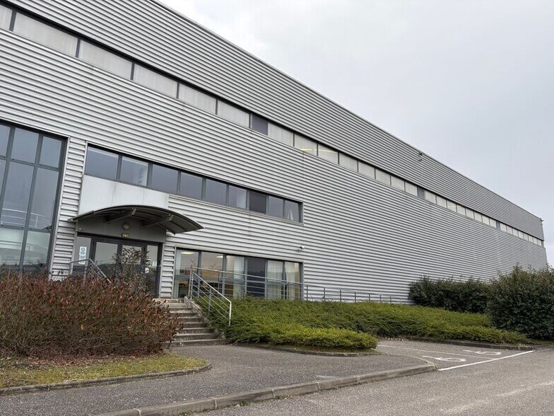 Industrial in Mions for lease - Building Photo - Image 2 of 3