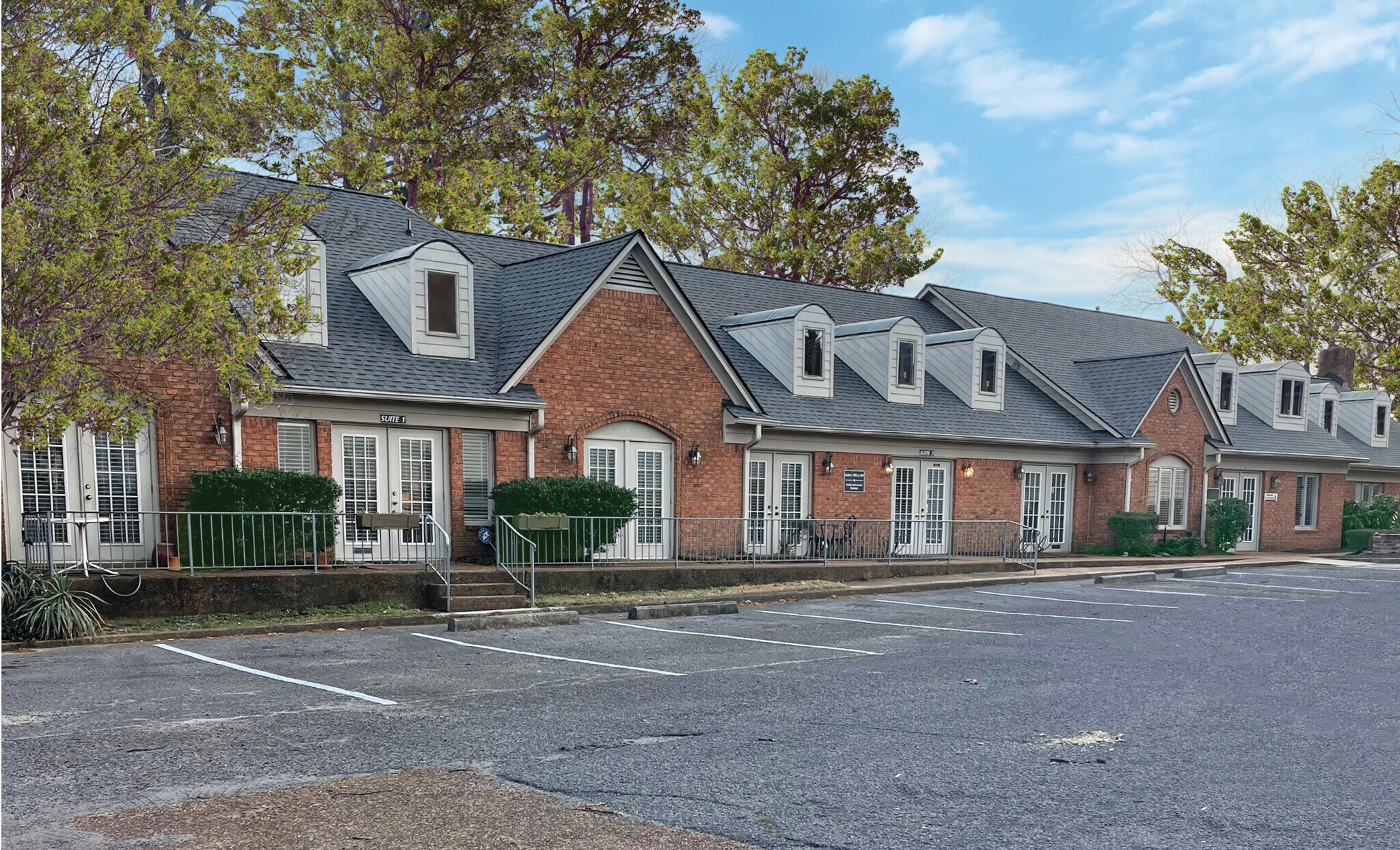 668 Colonial Rd, Memphis, TN à vendre Photo du bâtiment- Image 1 de 10