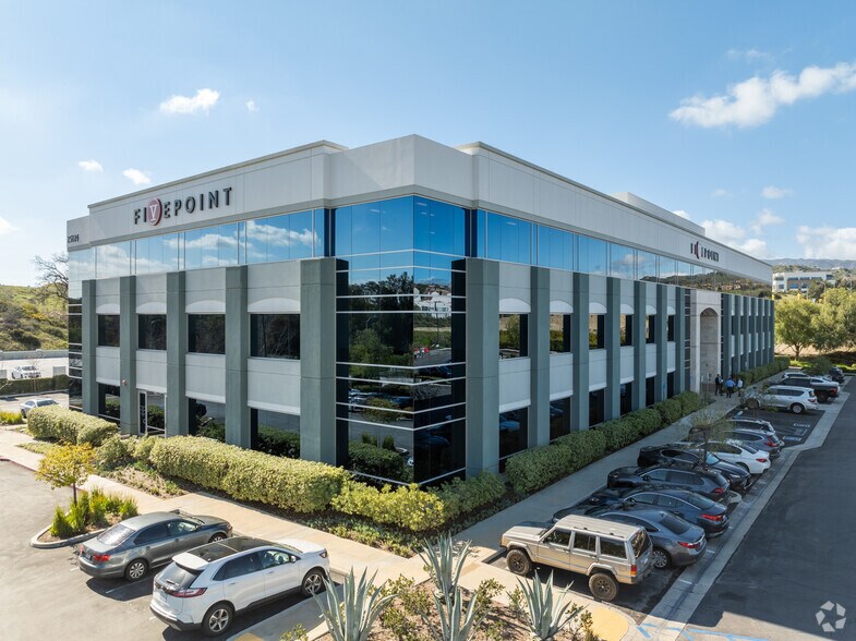 25124 Springfield Ct, Valencia, CA à louer - Photo du bâtiment - Image 3 de 12