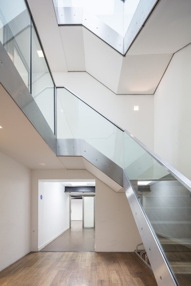 48 Hoxton Sq, London for lease - Interior Photo - Image 3 of 23