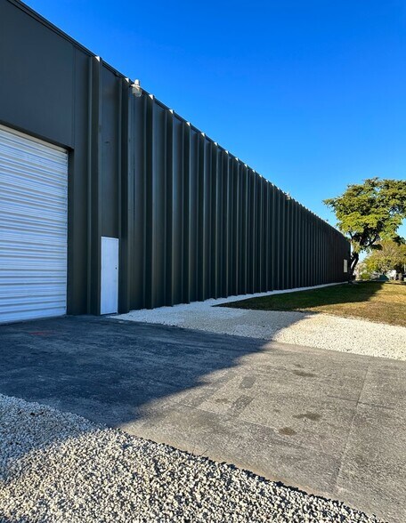 16489-16497 NW 49th Ave, Hialeah, FL à louer - Photo du bâtiment - Image 2 de 7
