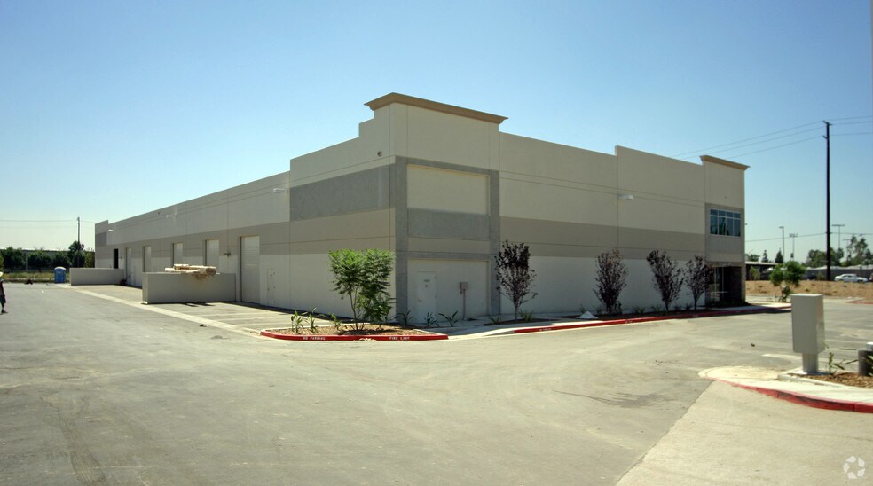 8423 Rochester Ave, Rancho Cucamonga, CA à louer - Photo du bâtiment - Image 3 de 8