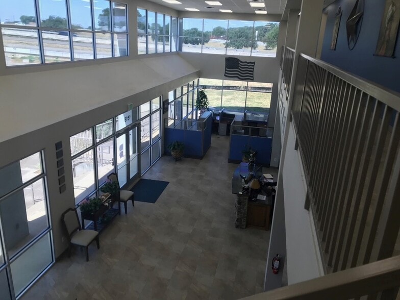 1516 Central Park Dr, Hurst, TX for lease - Building Photo - Image 2 of 6