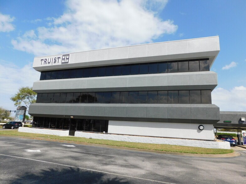 775 E Merritt Island Causway, Merritt Island, FL à louer - Photo du bâtiment - Image 3 de 8