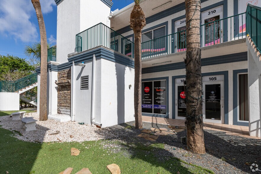 811 SE 8th Ave, Deerfield Beach, FL à louer - Photo du bâtiment - Image 2 de 24