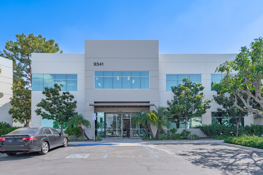 9341 Irvine Blvd, Irvine, CA à louer - Photo du bâtiment - Image 2 de 26