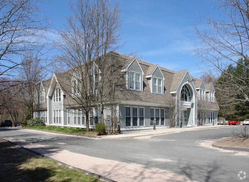 111 Simsbury Rd, Avon, CT à louer - Photo du bâtiment - Image 3 de 69