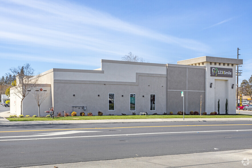 1750 Standiford Ave, Modesto, CA à louer - Photo du bâtiment - Image 3 de 4