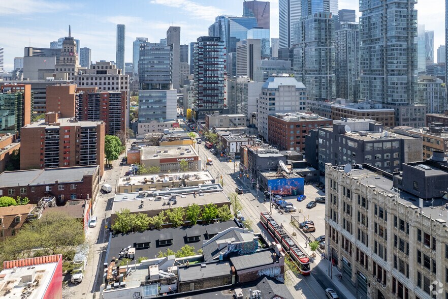 241-243 Queen St W, Toronto, ON à louer - Aérien - Image 2 de 2
