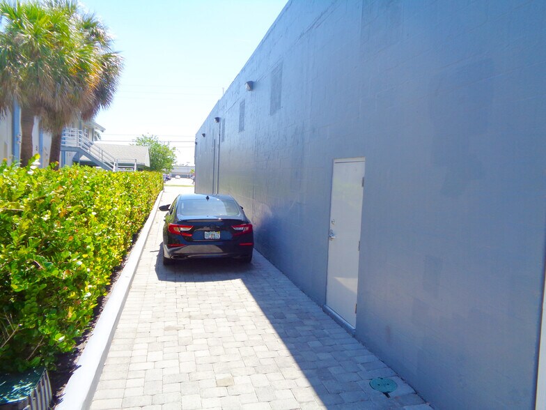 3749 N Federal Hwy, Pompano Beach, FL à louer - Photo du bâtiment - Image 3 de 9