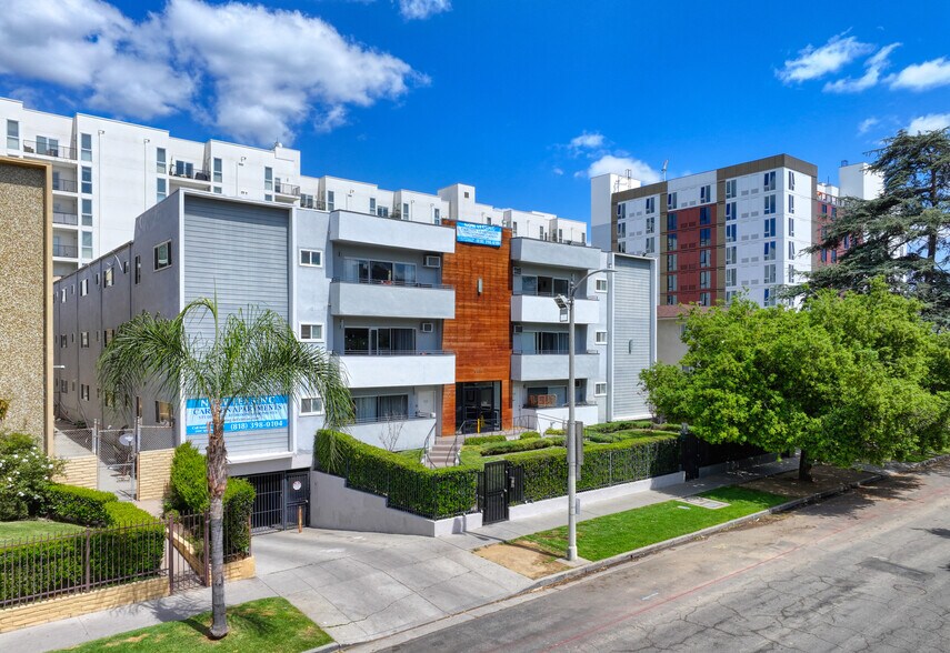 5535 Carlton Way, Los Angeles, CA à vendre - Photo du bâtiment - Image 1 de 19