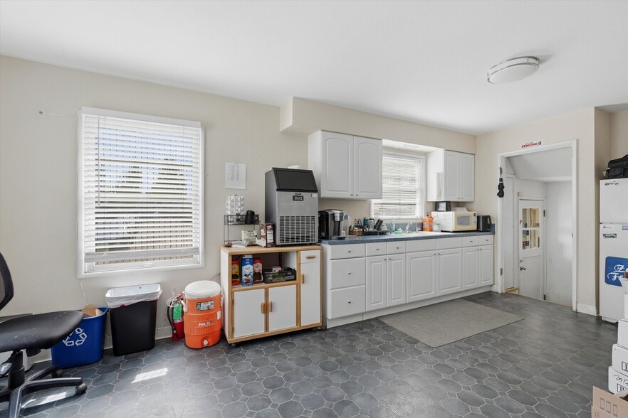 2706 NE Columbia Blvd, Portland, OR for sale - Interior Photo - Image 3 of 21