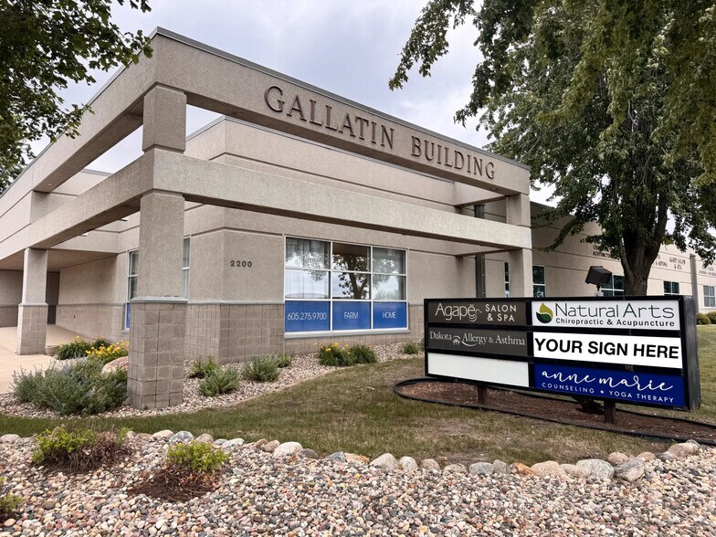 2200 W 49th St, Sioux Falls, SD à louer - Photo du bâtiment - Image 1 de 7