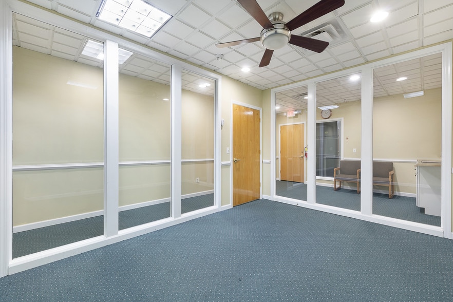 188 E Bergen Pl, Red Bank, NJ for lease - Interior Photo - Image 3 of 69