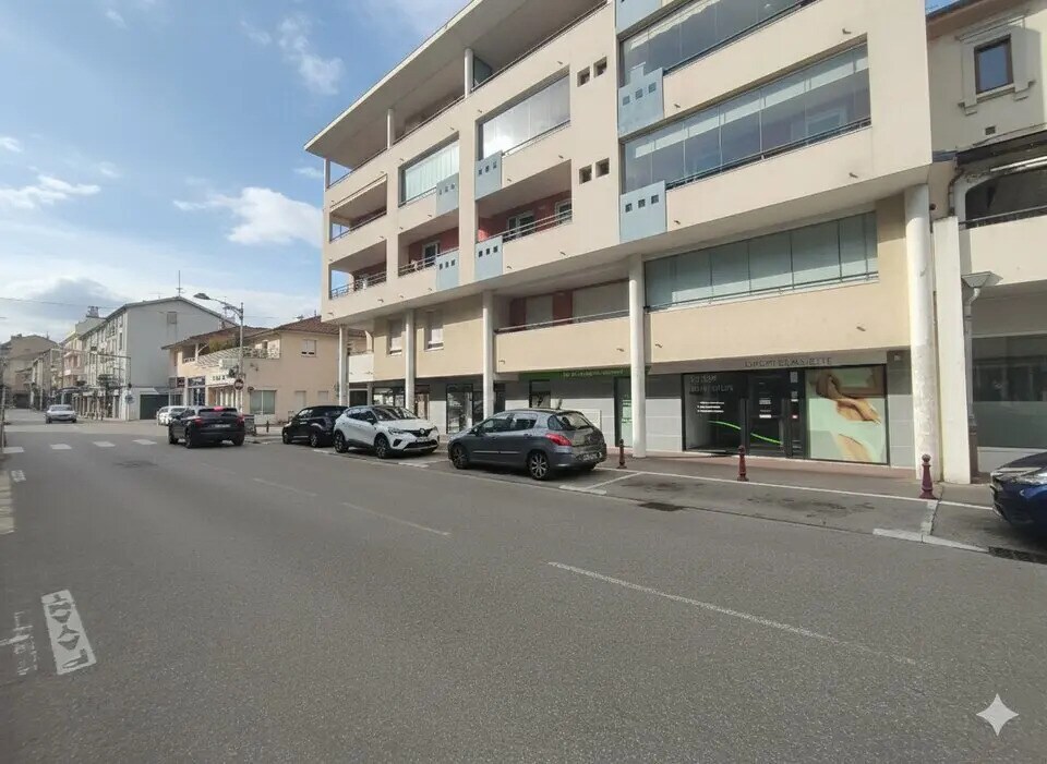 Retail in Bourgoin-Jallieu for lease Building Photo- Image 1 of 12
