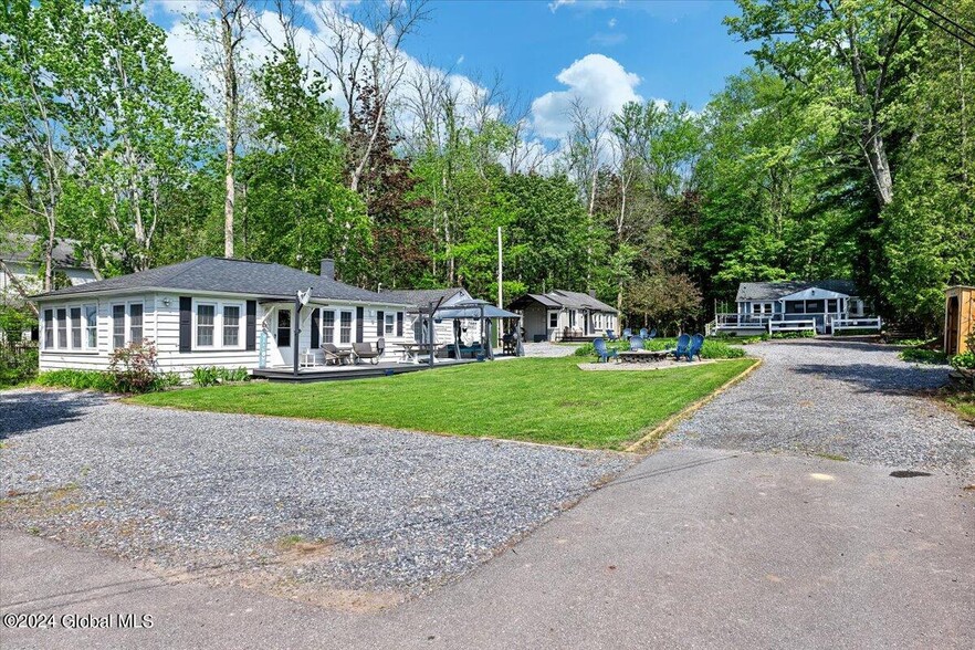 728 Route 9P, Saratoga Springs, NY à vendre - Photo principale - Image 1 de 14