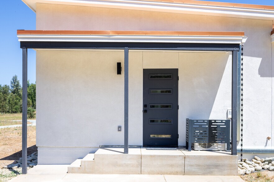 18093 Lasso Loop, Penn Valley, CA à vendre - Photo du bâtiment - Image 2 de 33